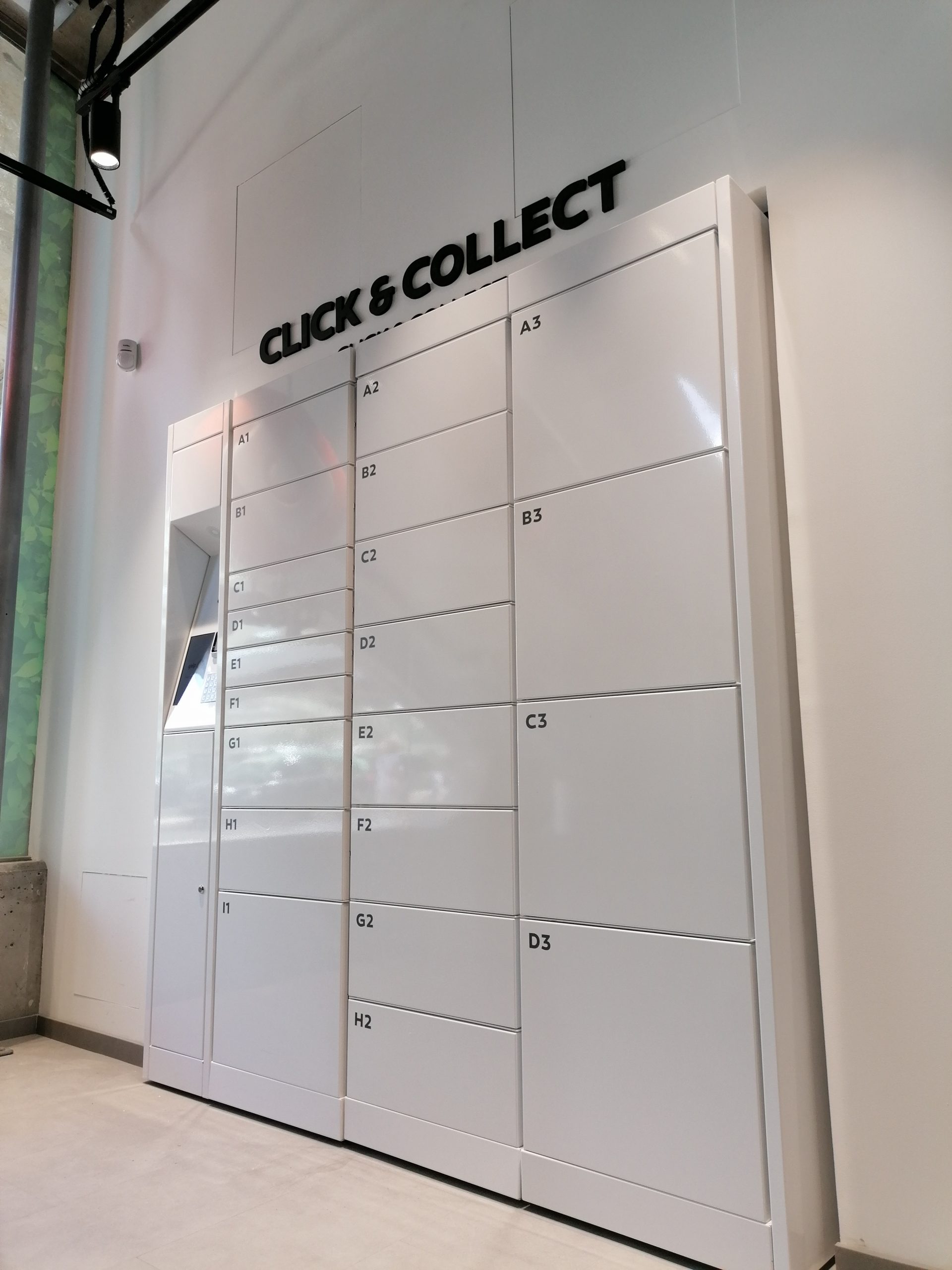 A powered by Bloq.it Smart Locker for Click and Collect