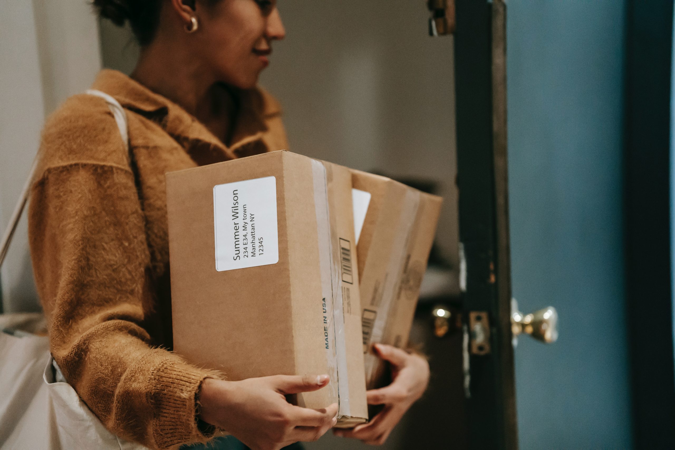 PUDO Delivery - young woman consumerism